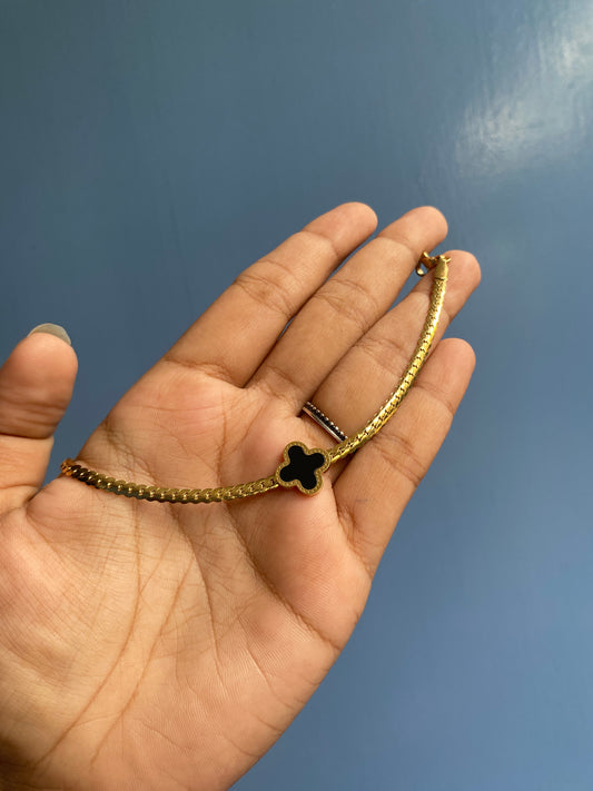 Clove pendant bracelet