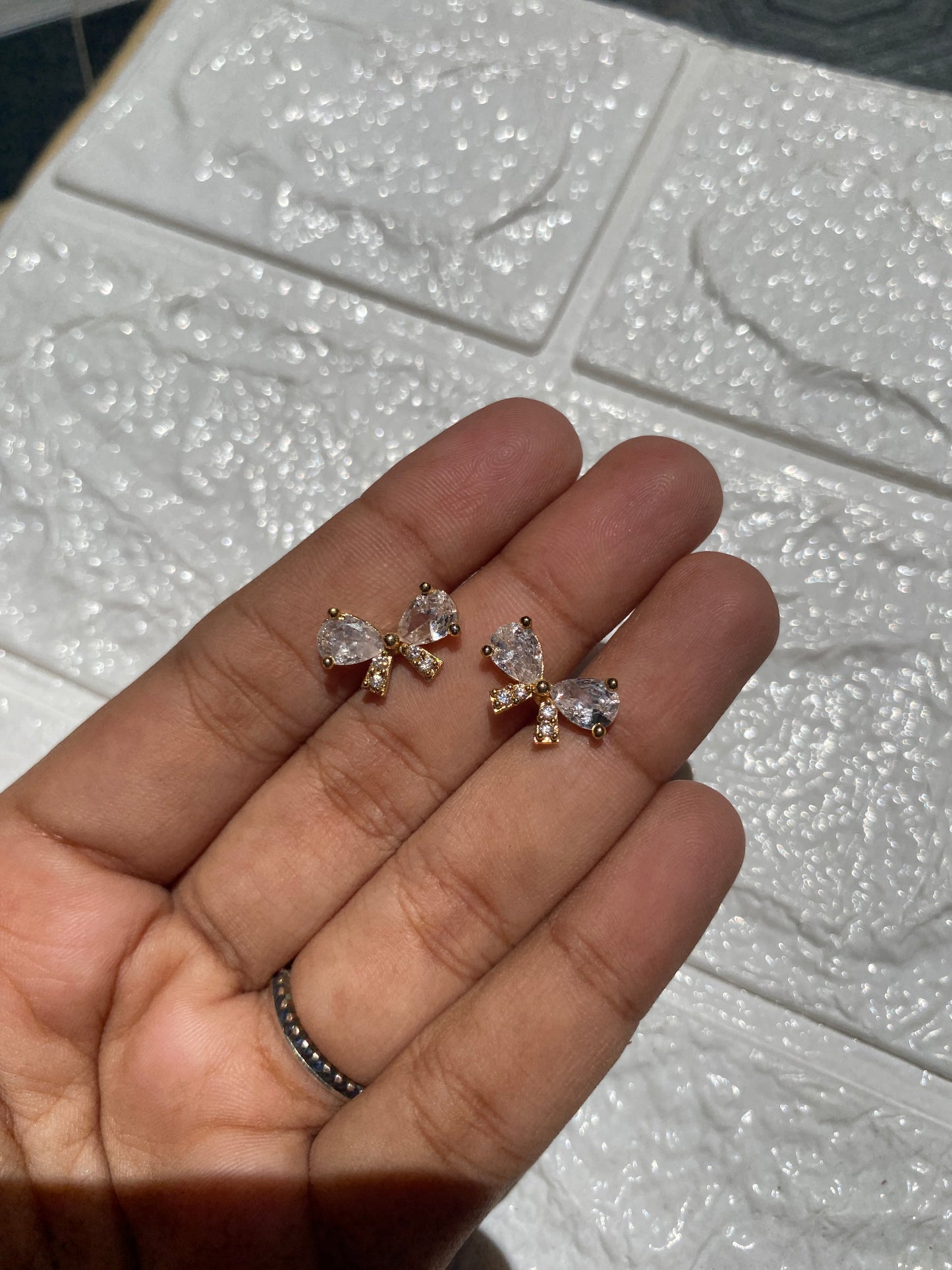 AD stone bow stud